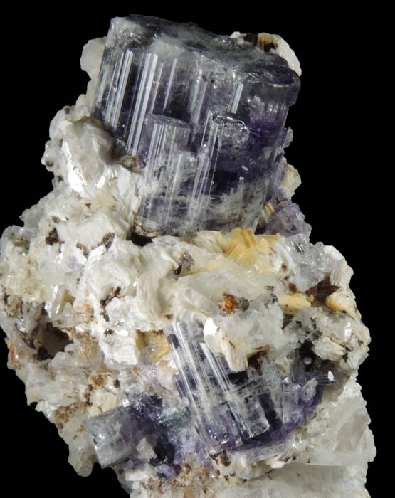 Fluorapatite on Quartz-Albite with Bertrandite from Lavra da Golconda, near Governador Valadares, Minas Gerais, Brazil