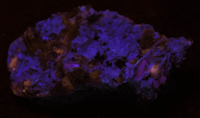 Photo below under shortwave ultraviolet illumination of Fluorapatite with Bertrandite from Lavra da Golconda, near Governador Valadares, Minas Gerais, Brazil Fluorapatite with Bertrandite from Lavra da Golconda, near Governador Valadares, Minas Gerais, Brazil