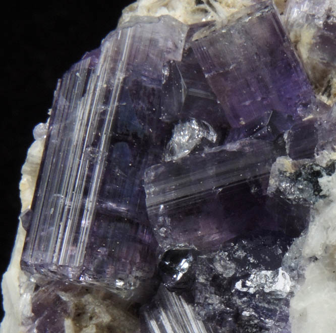 Fluorapatite with Bertrandite on Albite from Lavra da Golconda, near Governador Valadares, Minas Gerais, Brazil