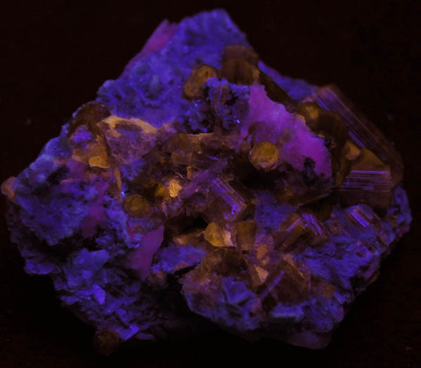 Fluorapatite with Bertrandite on Albite from Lavra da Golconda, near Governador Valadares, Minas Gerais, Brazil