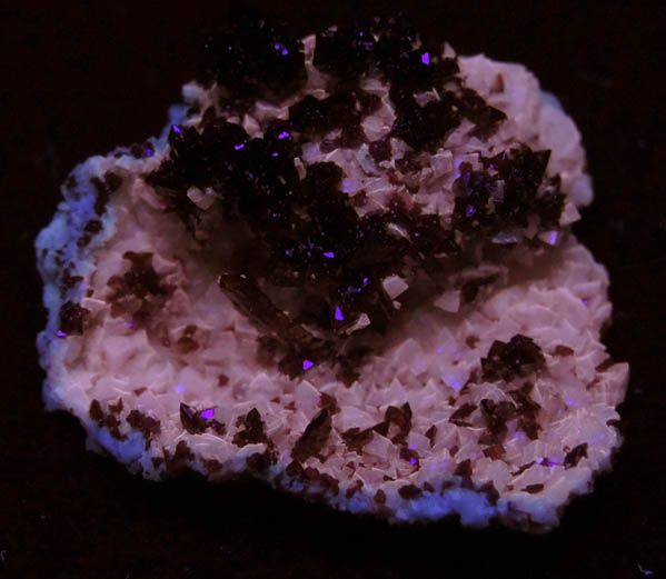 Descloizite on Smithsonite from Berg Aukas Mine, 16 km ENE of Grootfontein, Otavi Mountain Land, Namibia