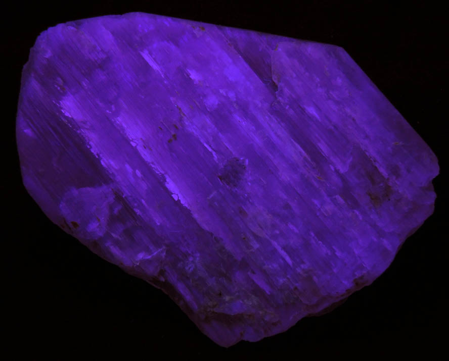 Photo below under shortwave ultraviolet illumination of Spodumene var. Kunzite from Mawi Pegmatite, Nuristan, Afghanistan Spodumene var. Kunzite from Mawi Pegmatite, Nuristan, Afghanistan