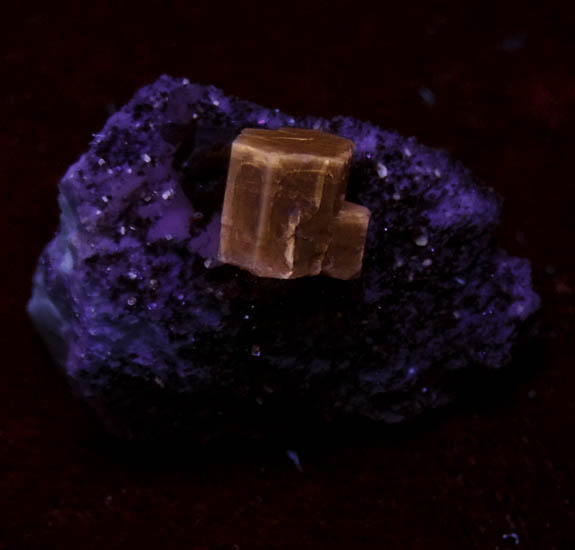 Fluorapatite and Eosphorite (?) on Albite from Jos Pinto Mine, Jaguarau Pegmatite, Minas Gerais, Brazil