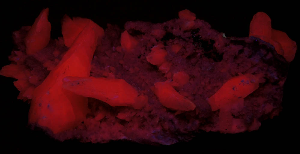 Photo below under shortwave ultraviolet illumination of Calcite with minor Sphalerite from Santa Eulalia District, Aquiles Serdán, Chihuahua, Mexico Calcite with minor Sphalerite from Santa Eulalia District, Aquiles Serdán, Chihuahua, Mexico
