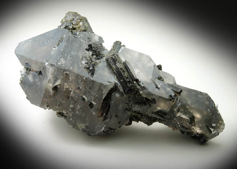 Elbaite Tourmaline in Quartz from Cruziero Mine, Santa Maria do Suacui, Minas Gerais, Brazil