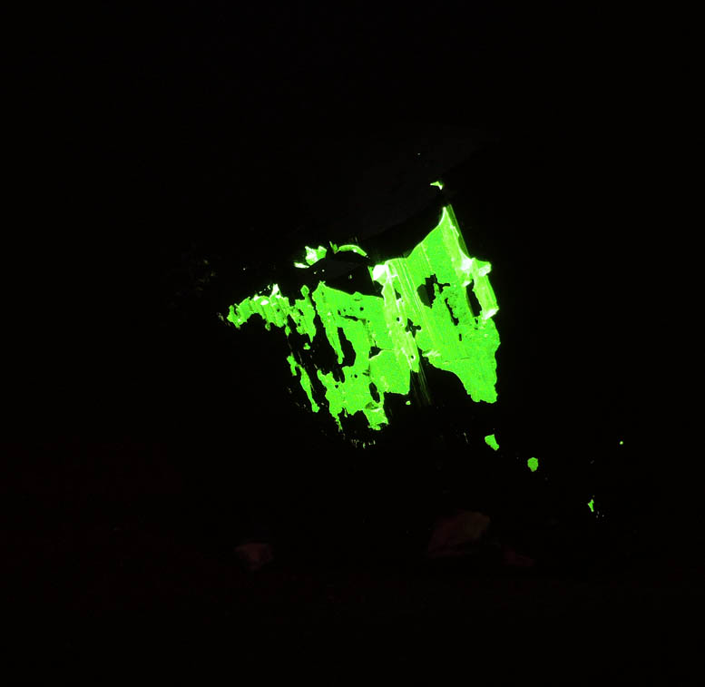 Photo below under shortwave ultraviolet illumination of Schorl Tourmaline with Hyalite Opal from Erongo Mountains, 20 km north of Usakos, Damaraland, Namibia Schorl Tourmaline with Hyalite Opal from Erongo Mountains, 20 km north of Usakos, Damaraland, Namibia