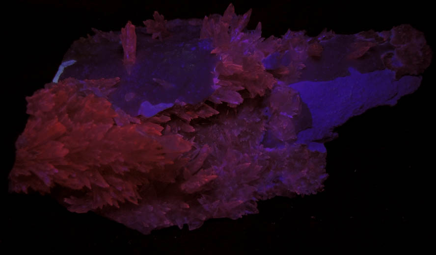 Photo below under shortwave ultraviolet illumination of Calcite on Dolomite over Calcite from Boldut Mine, Cavnic, Maramures, Romania Calcite on Dolomite over Calcite from Boldut Mine, Cavnic, Maramures, Romania