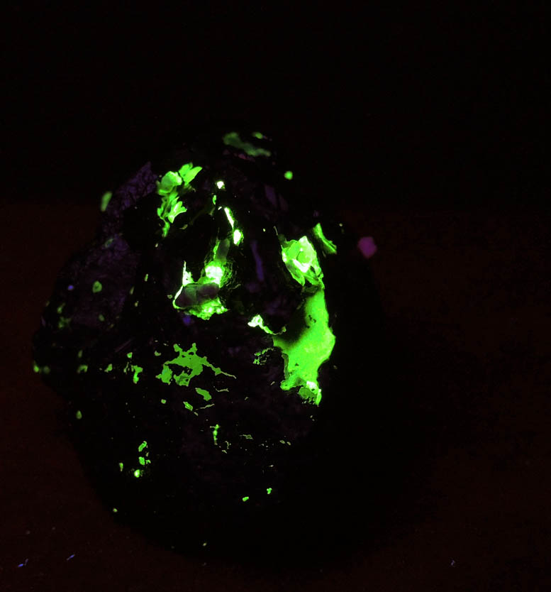 Photo below under shortwave ultraviolet illumination of Schorl Tourmaline with Hyalite Opal from Erongo Mountains, 20 km north of Usakos, Damaraland, Namibia Schorl Tourmaline with Hyalite Opal from Erongo Mountains, 20 km north of Usakos, Damaraland, Namibia