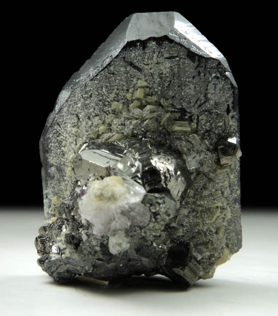 Stannite and Muscovite on Ferberite from Yaogangxian Mine, Nanling Mountains, Hunan, China