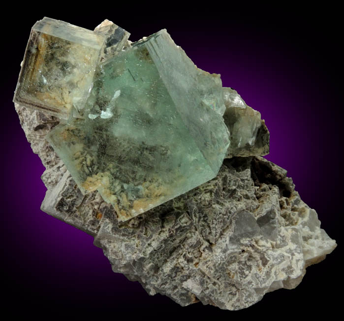 Fluorite with internal phantom-growth zones and inclusions from Yaogangxian Mine, Nanling Mountains, Hunan, China