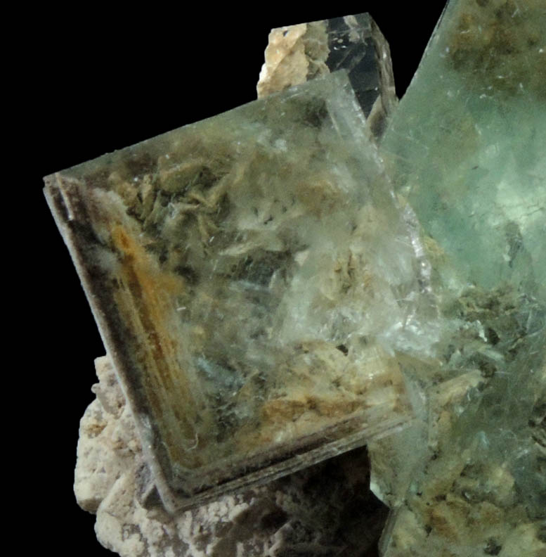 Fluorite with internal phantom-growth zones and inclusions from Yaogangxian Mine, Nanling Mountains, Hunan, China