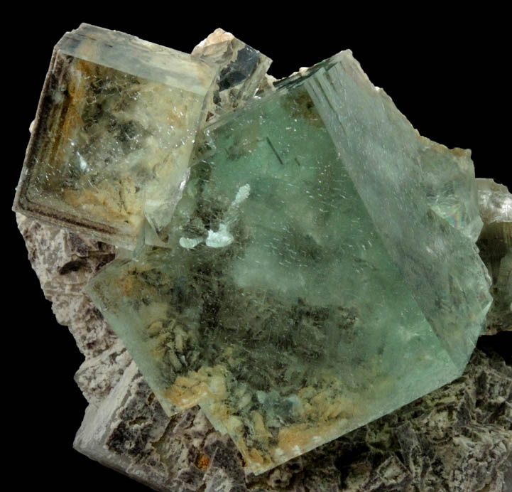 Fluorite with internal phantom-growth zones and inclusions from Yaogangxian Mine, Nanling Mountains, Hunan, China