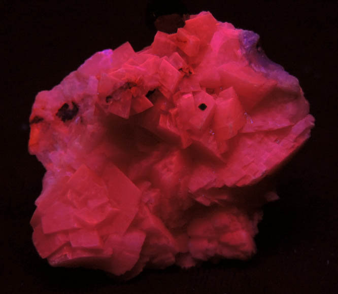 Photo below under shortwave ultraviolet illumination of Dioptase on Calcite from Tsumeb Mine, 2nd Oxide Zone, Otavi-Bergland District, Oshikoto, Namibia Dioptase on Calcite from Tsumeb Mine, 2nd Oxide Zone, Otavi-Bergland District, Oshikoto, Namibia
