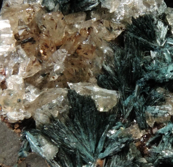 Gormanite and Calcite from Big Fish River, 70 km northwest of Aklavik, Yukon, Canada (Type Locality for Gormanite)