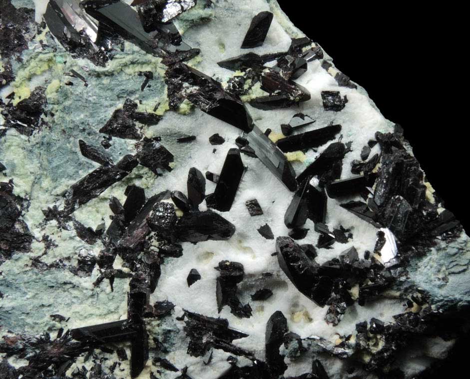 Neptunite on Natrolite from New Idria District, San Benito County, California