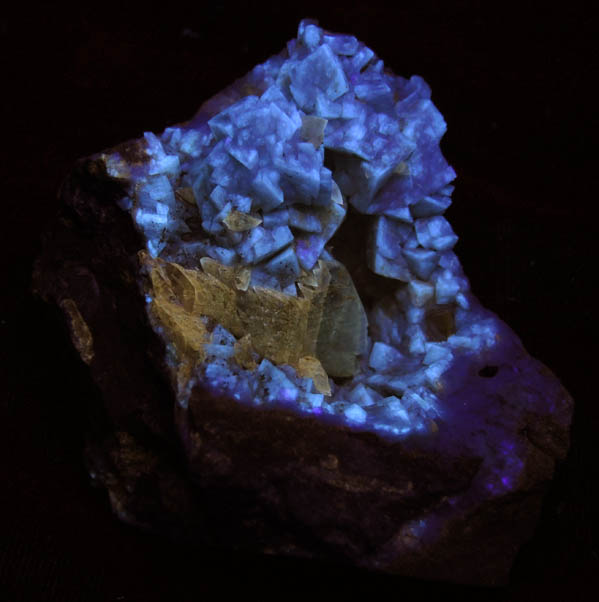Photo below under shortwave ultraviolet illumination of Calcite on Dolomite with Sphalerite from Walworth Quarry, Wayne County, New York Calcite on Dolomite with Sphalerite from Walworth Quarry, Wayne County, New York