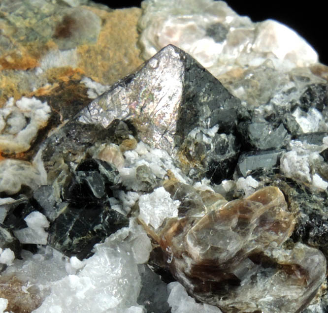 Spinel with Phlogopite in Calcite from Amity-Edenville marble belt, Warwick Township, Orange County, New York