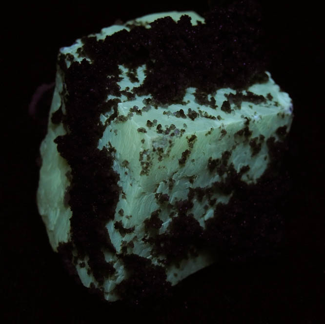 Calcite with Analcime from Gopher Valley Quarry, 16 km southwest of McMinnville, Yamhill County, Oregon