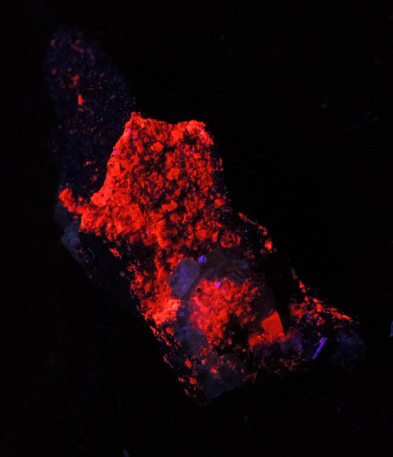 Photo below under shortwave ultraviolet illumination of Cerussite (sixling-twinned crystals) on Cuprite from Tsumeb Mine, Otavi-Bergland District, Oshikoto, Namibia Cerussite (sixling-twinned crystals) on Cuprite from Tsumeb Mine, Otavi-Bergland District, Oshikoto, Namibia