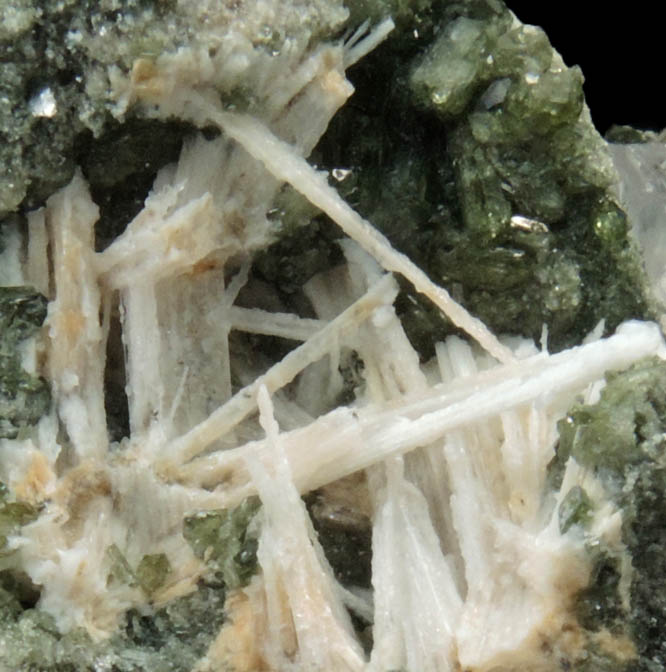 Scolecite on Vesuvianite from Piemonte, Italy