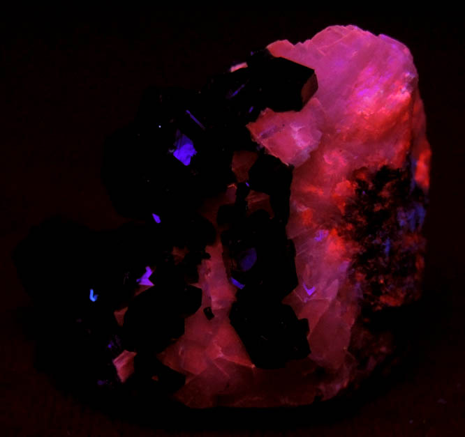 Photo below under shortwave ultraviolet illumination of Dioptase on Calcite from Tsumeb Mine, Otavi-Bergland District, Oshikoto, Namibia Dioptase on Calcite from Tsumeb Mine, Otavi-Bergland District, Oshikoto, Namibia