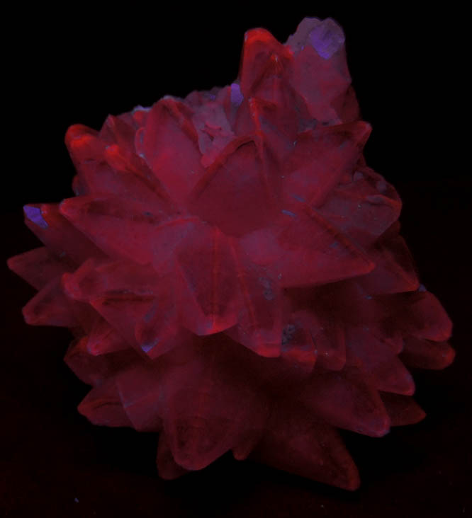 Photo below under shortwave ultraviolet illumination of Calcite with phantom-growth zoning from San Martin District, Sombrerete, Zacatecas, Mexico Calcite with phantom-growth zoning from San Martin District, Sombrerete, Zacatecas, Mexico