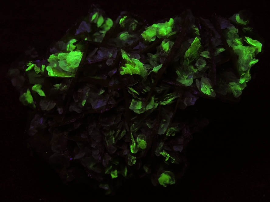 Photo below under shortwave ultraviolet illumination of Calcite on Wulfenite from Defiance Mine, Courtland-Gleeson District, Cochise County, Arizona Calcite on Wulfenite from Defiance Mine, Courtland-Gleeson District, Cochise County, Arizona