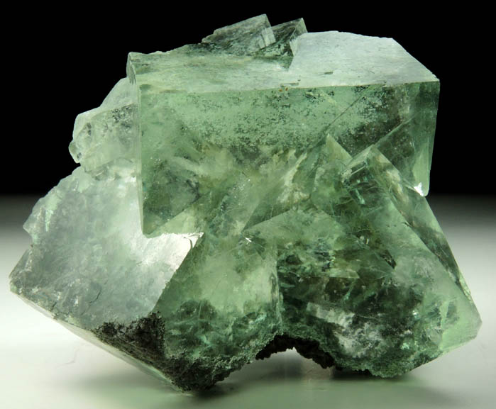 Fluorite with phantom-growth zoned inclusions from Xianghuapu Mine, Xianghualing, 32 km north of Linwu, Chenzhou, Hunan, China