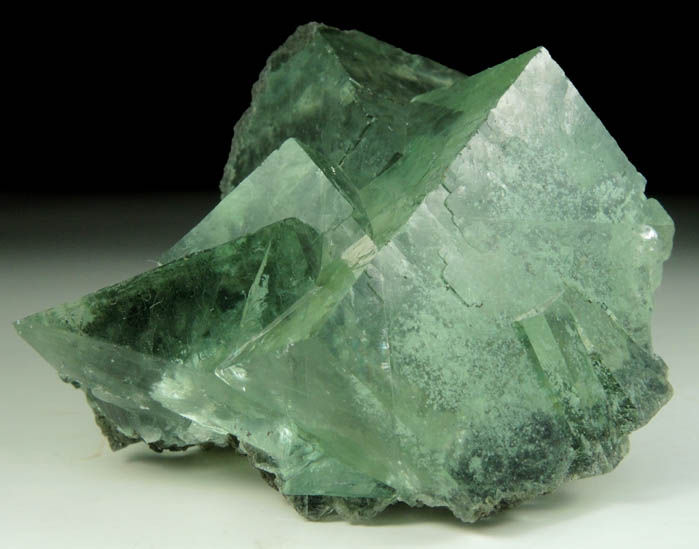 Fluorite with phantom-growth zoned inclusions from Xianghuapu Mine, Xianghualing, 32 km north of Linwu, Chenzhou, Hunan, China