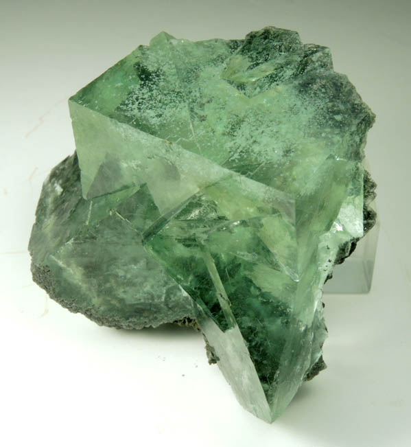 Fluorite with phantom-growth zoned inclusions from Xianghuapu Mine, Xianghualing, 32 km north of Linwu, Chenzhou, Hunan, China