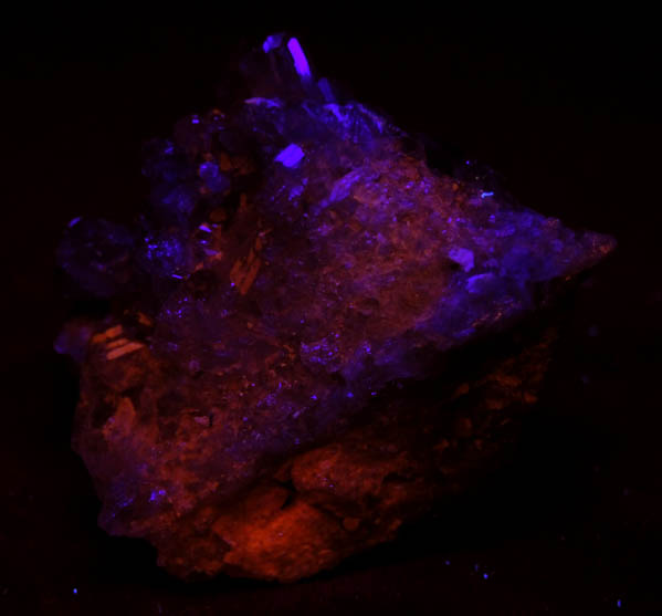 Photo below under shortwave ultraviolet illumination of Vesuvianite from Jeffrey Mine, Asbestos, Québec, Canada Vesuvianite from Jeffrey Mine, Asbestos, Québec, Canada
