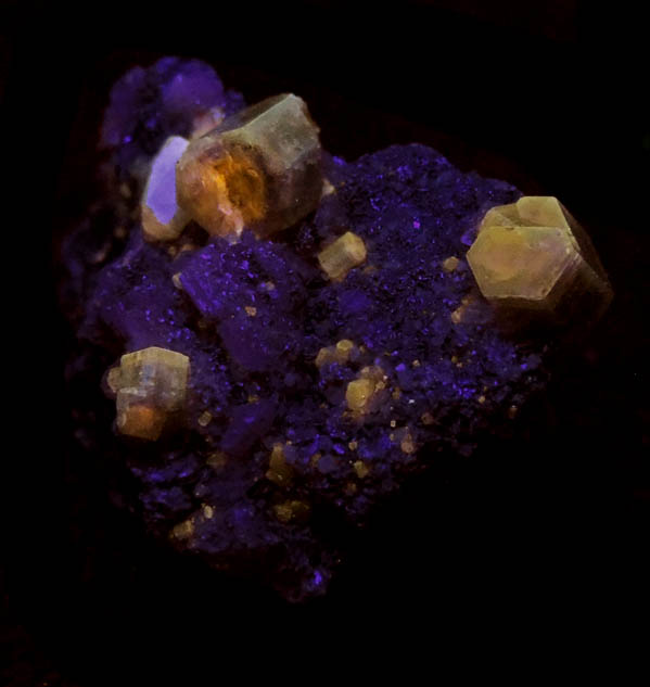 Fluorapatite on Bertrandite from Emmons Quarry, southeastern slope of Uncle Tom Mountain,  Greenwood, Oxford County, Maine