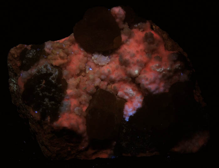Photo below under shortwave ultraviolet illumination of Sulfur on Aragonite from Agrigento District (Girgenti), Sicily, Italy Sulfur on Aragonite from Agrigento District (Girgenti), Sicily, Italy