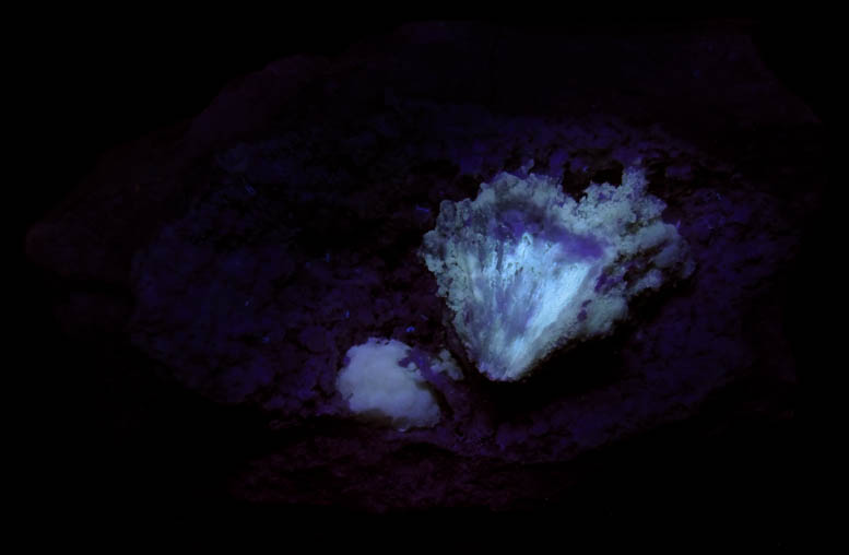 Photo below under shortwave ultraviolet illumination of Dawsonite and Strontianite from Francon Quarry, Montréal, Île de Montréal, Québec, Canada Dawsonite and Strontianite from Francon Quarry, Montréal, Île de Montréal, Québec, Canada