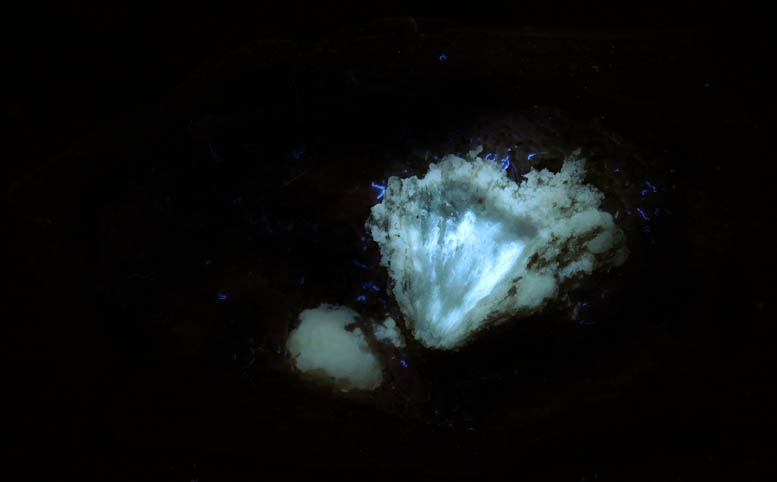 Photo below under longwave ultraviolet illumination of Dawsonite and Strontianite from Francon Quarry, Montréal, Île de Montréal, Québec, Canada Dawsonite and Strontianite from Francon Quarry, Montréal, Île de Montréal, Québec, Canada