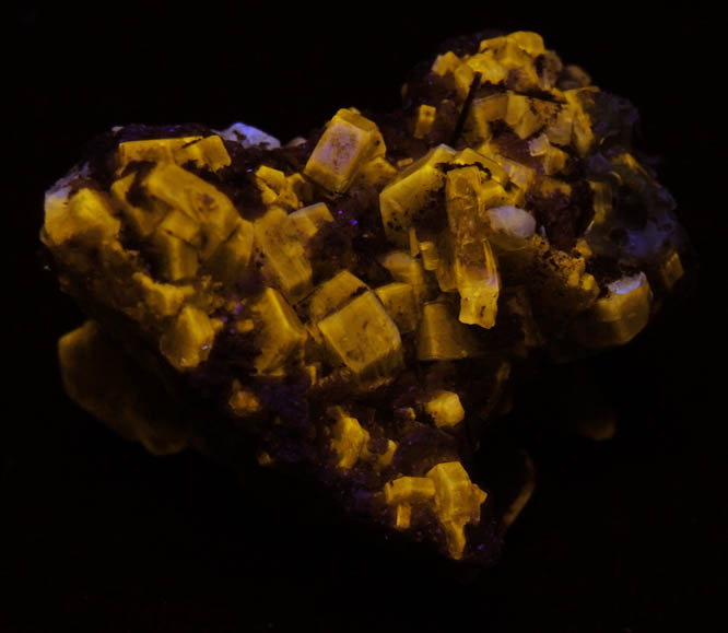 Photo below under shortwave ultraviolet illumination of Fluorapatite with Muscovite from Panasqueira Mine, Barroca Grande, 21 km. west of Fundao, Castelo Branco, Portugal Fluorapatite with Muscovite from Panasqueira Mine, Barroca Grande, 21 km. west of Fundao, Castelo Branco, Portugal