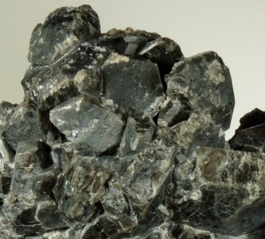 Hornblende-Pargasite in marble from Lime Crest Quarry (Limecrest), Sussex Mills, 4.5 km northwest of Sparta, Sussex County, New Jersey