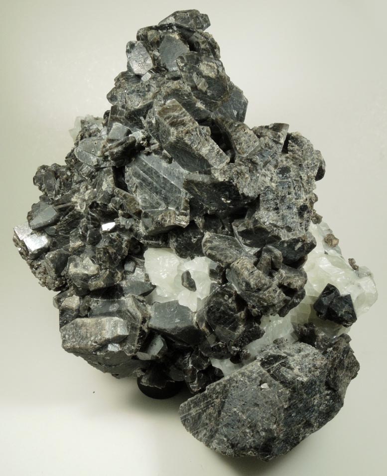Hornblende-Pargasite in marble from Lime Crest Quarry (Limecrest), Sussex Mills, 4.5 km northwest of Sparta, Sussex County, New Jersey