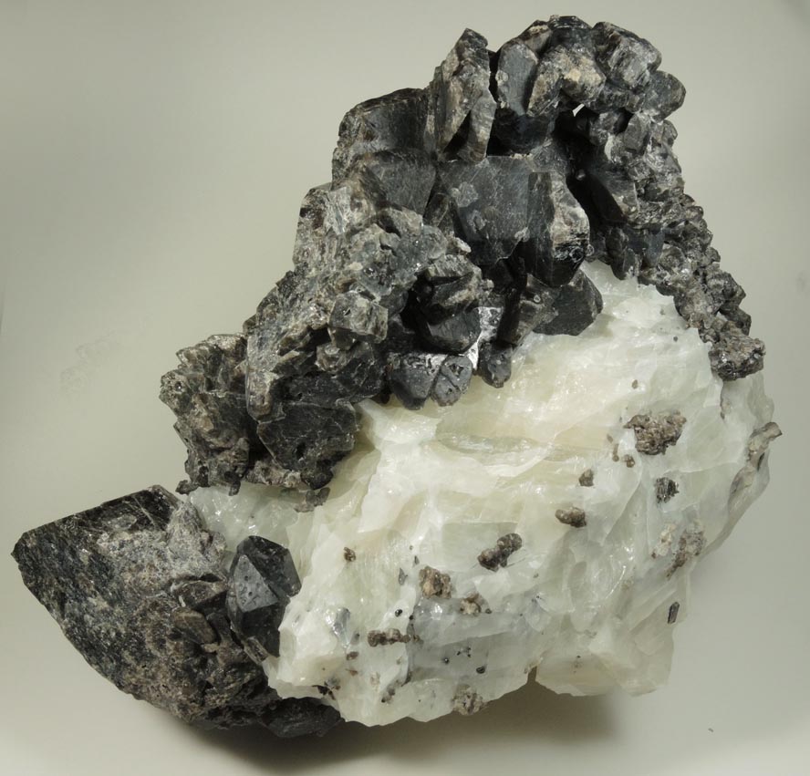 Hornblende-Pargasite in marble from Lime Crest Quarry (Limecrest), Sussex Mills, 4.5 km northwest of Sparta, Sussex County, New Jersey