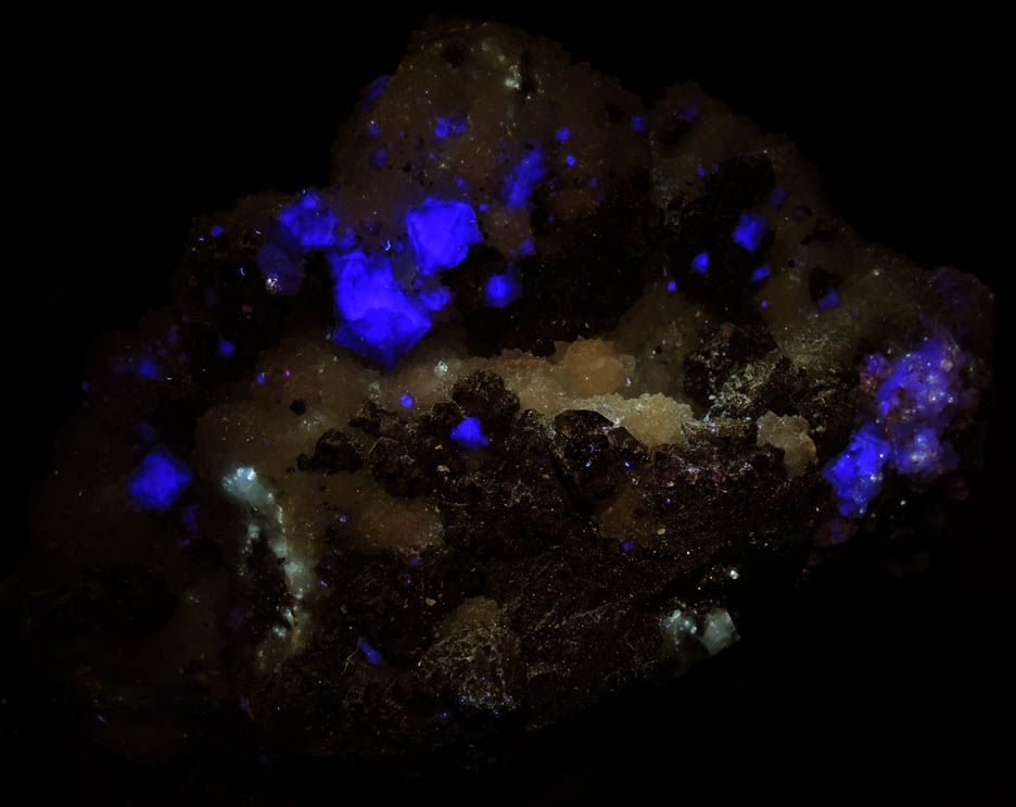 Photo below under longwave ultraviolet illumination of Fluorite and Sphalerite on Quartz from Cave-in-Rock District, Hardin County, Illinois Fluorite and Sphalerite on Quartz from Cave-in-Rock District, Hardin County, Illinois