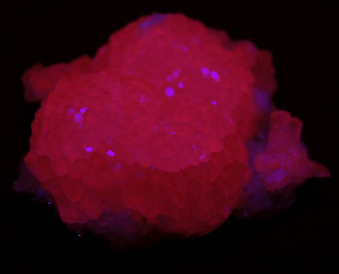 Photo below under shortwave ultraviolet illumination of Calcite from Santa Eulalia District, Aquiles Serdán, Chihuahua, Mexico Calcite from Santa Eulalia District, Aquiles Serdán, Chihuahua, Mexico