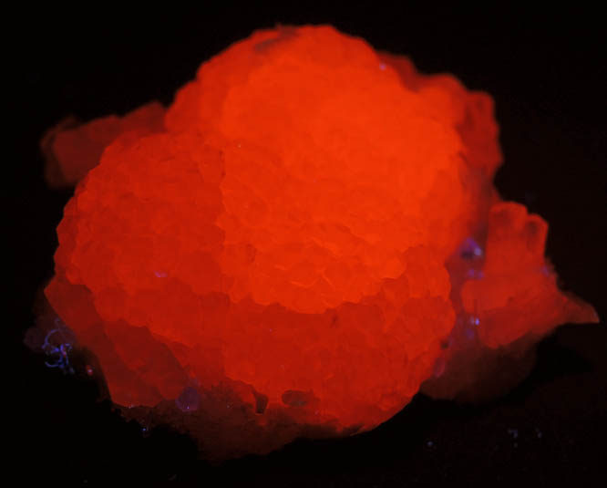 Photo below under longwave ultraviolet illumination of Calcite from Santa Eulalia District, Aquiles Serdán, Chihuahua, Mexico Calcite from Santa Eulalia District, Aquiles Serdán, Chihuahua, Mexico