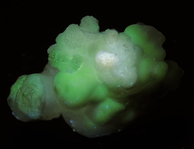 Photo below under longwave ultraviolet illumination of Aragonite over Calcite from Mapimi, Durango, Mexico Aragonite over Calcite from Mapimi, Durango, Mexico