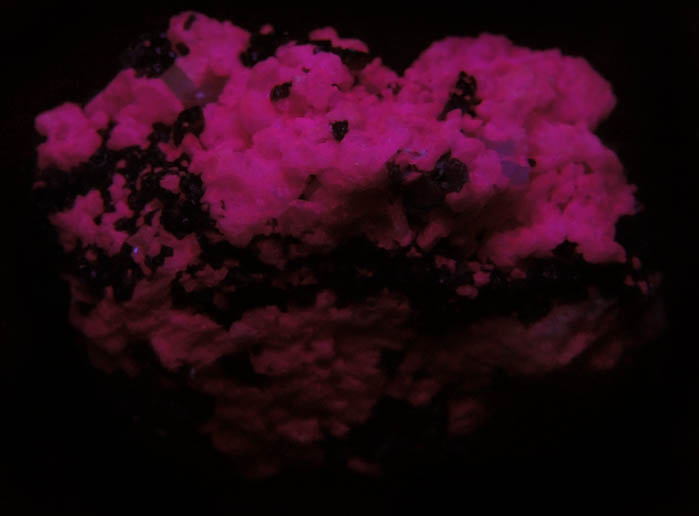 Photo below under shortwave ultraviolet illumination of Diopside and Albite from Mulvaney Property, Pitcairn, St. Lawrence County, New York Diopside and Albite from Mulvaney Property, Pitcairn, St. Lawrence County, New York