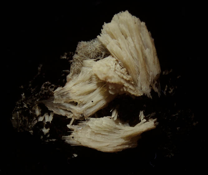 Photo below under longwave ultraviolet illumination of Barite from Mina Ojuela, Mapimi, Durango, Mexico Barite from Mina Ojuela, Mapimi, Durango, Mexico