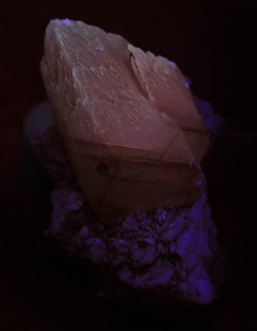 Photo below under shortwave ultraviolet illumination of Calcite from Millington Quarry, Bernards Township, Somerset County, New Jersey Calcite from Millington Quarry, Bernards Township, Somerset County, New Jersey