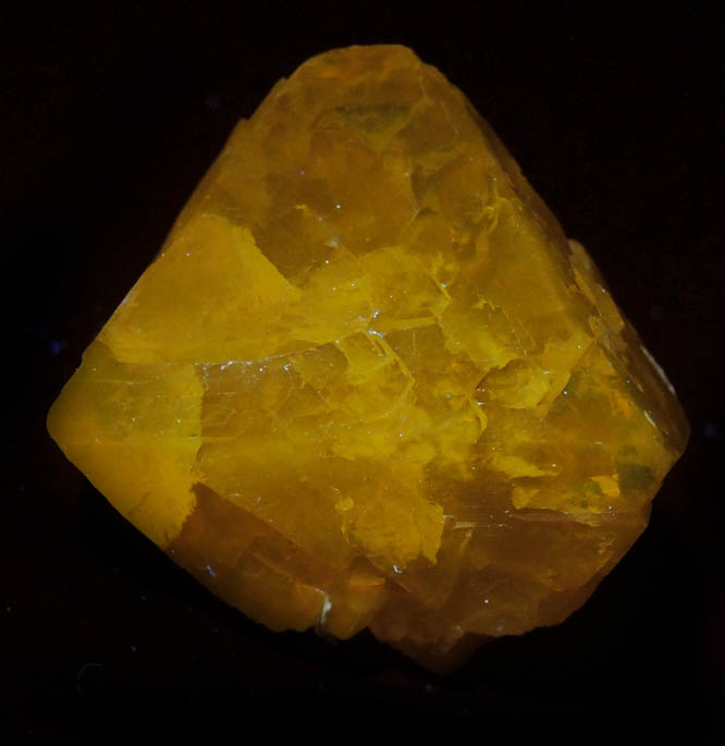 Photo below under longwave ultraviolet illumination of Scheelite with minor Muscovite from Xuebaoding Mountain, near Pingwu, Sichuan Province, China Scheelite with minor Muscovite from Xuebaoding Mountain, near Pingwu, Sichuan Province, China