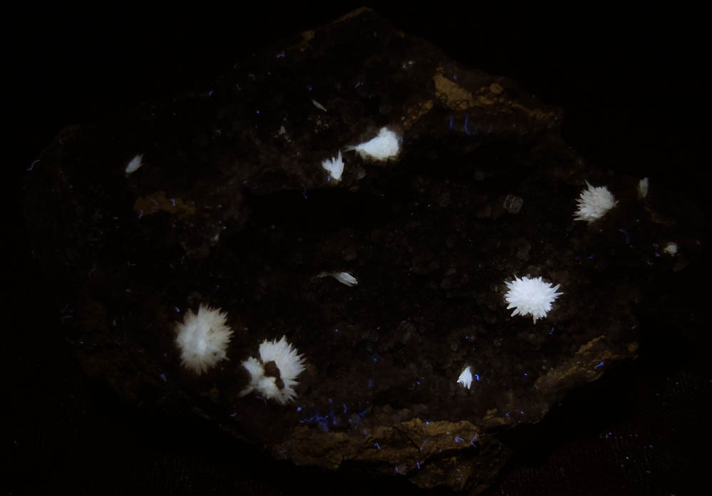 Strontianite on Calcite from Faylor-Winfield Quarry, 3 km WSW of Winfield, Union County, Pennsylvania