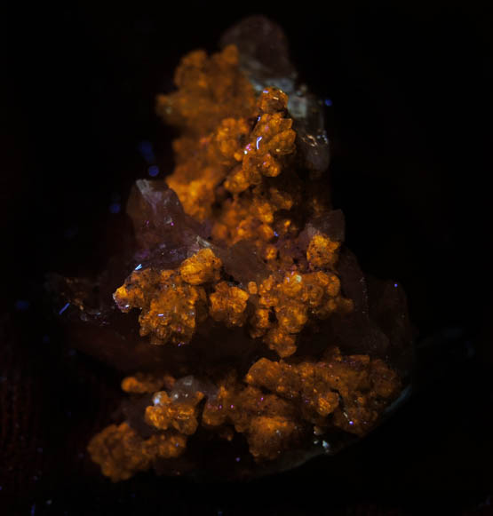 Photo below under longwave ultraviolet illumination of Willemite on Cerussite from Tsumeb Mine, Otavi-Bergland District, Oshikoto, Namibia Willemite on Cerussite from Tsumeb Mine, Otavi-Bergland District, Oshikoto, Namibia