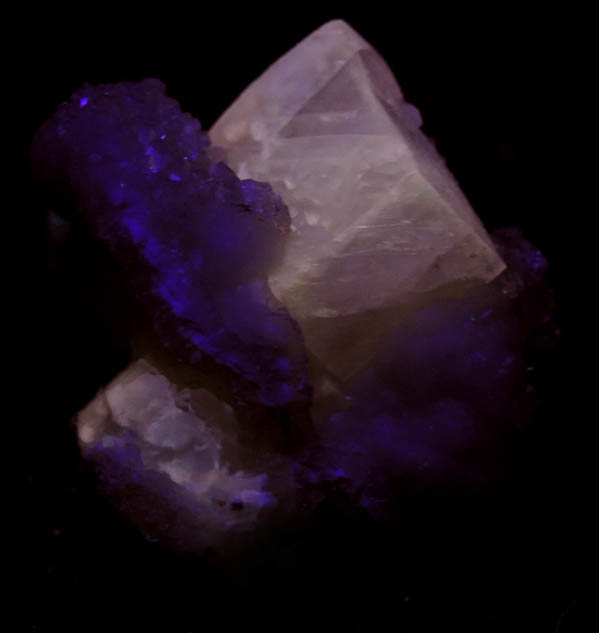 Photo below under shortwave ultraviolet illumination of Calcite and Apophyllite on Prehnite from Millington Quarry, Bernards Township, Somerset County, New Jersey Calcite and Apophyllite on Prehnite from Millington Quarry, Bernards Township, Somerset County, New Jersey